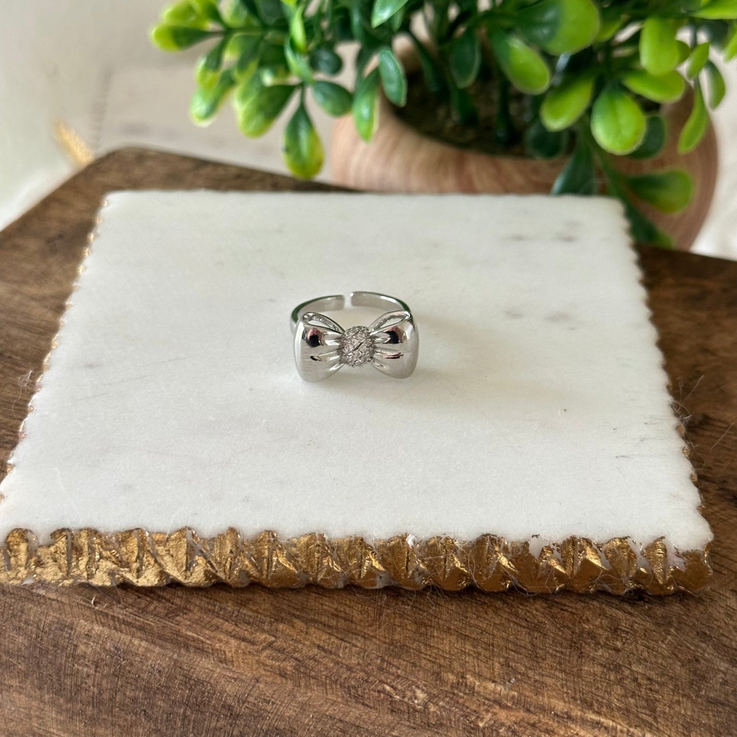 Nora Puffed Ribbon Bow Ring - guld eller sølv