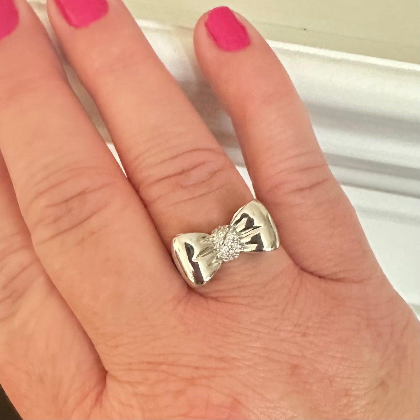 Nora Puffed Ribbon Bow Ring - guld eller sølv