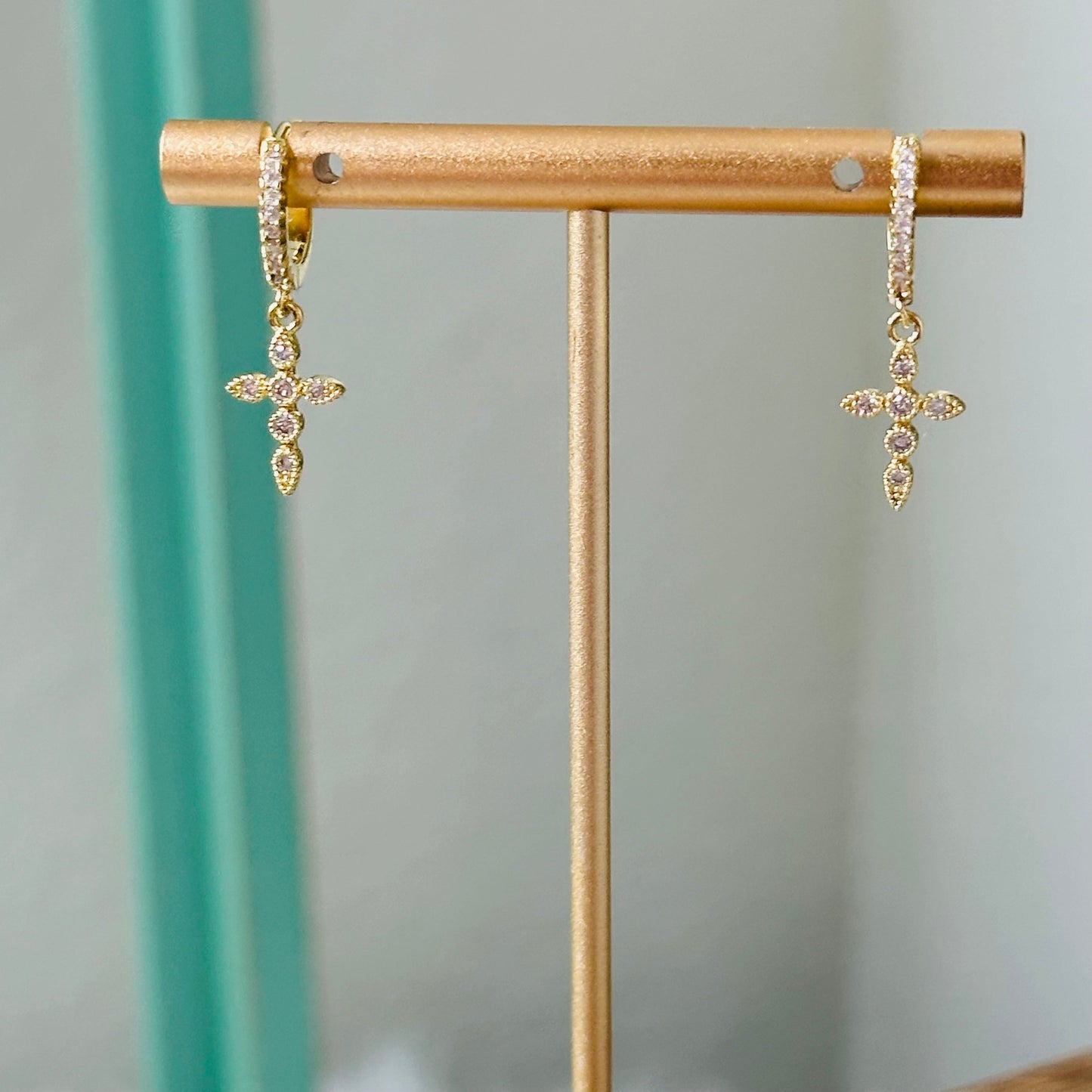 Fine Cross Huggie Hoop-øreringe