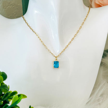 Halskæde med smaragdskårne charms