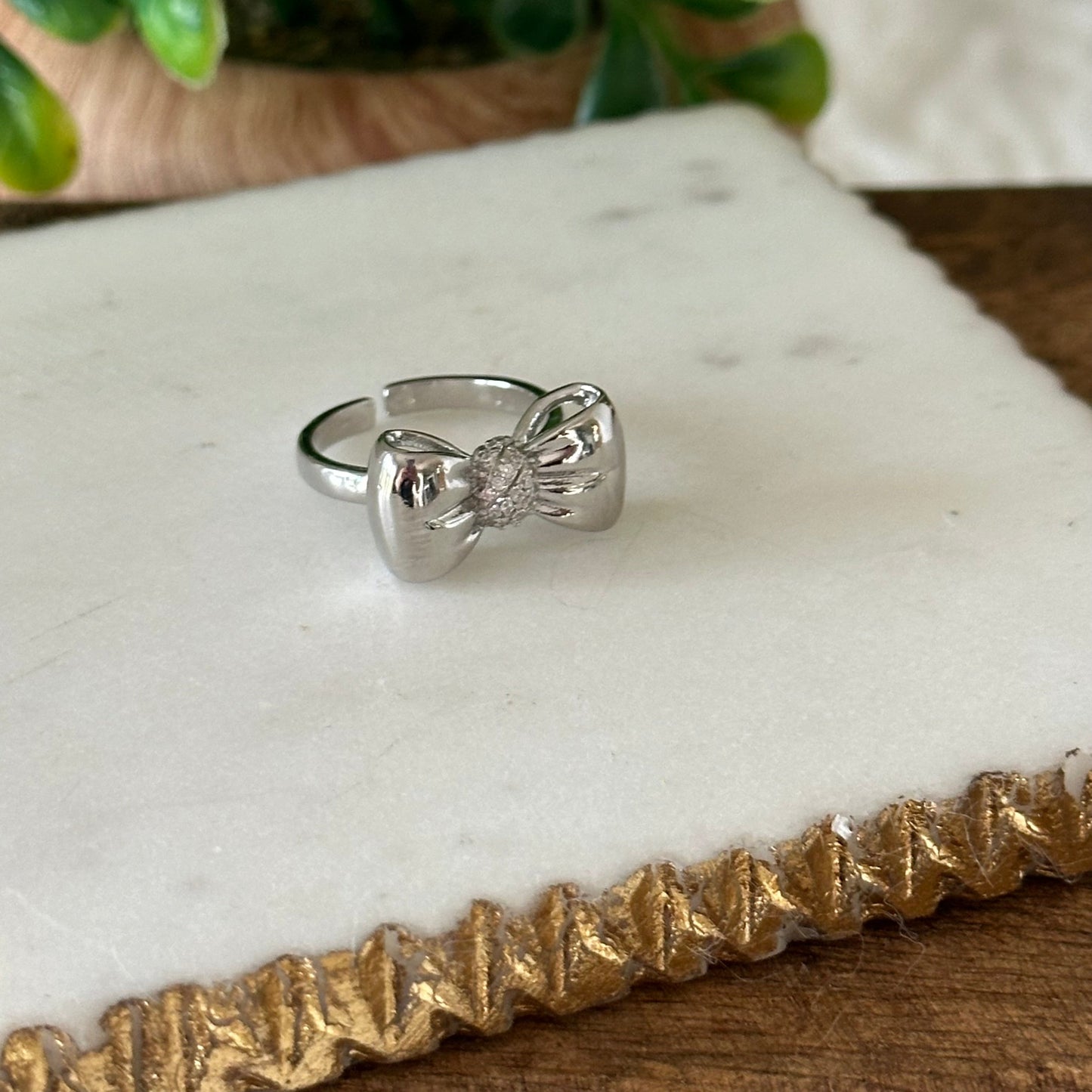 Nora Puffed Ribbon Bow Ring - guld eller sølv