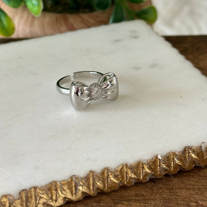 Nora Puffed Ribbon Bow Ring - guld eller sølv