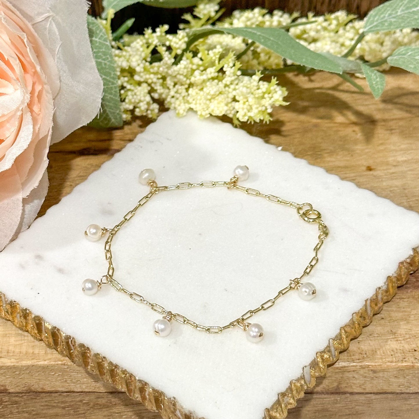 Gina Mini Pearl Charm-armbånd