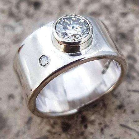 Vintage sølvfarvet ring i hvidt glas