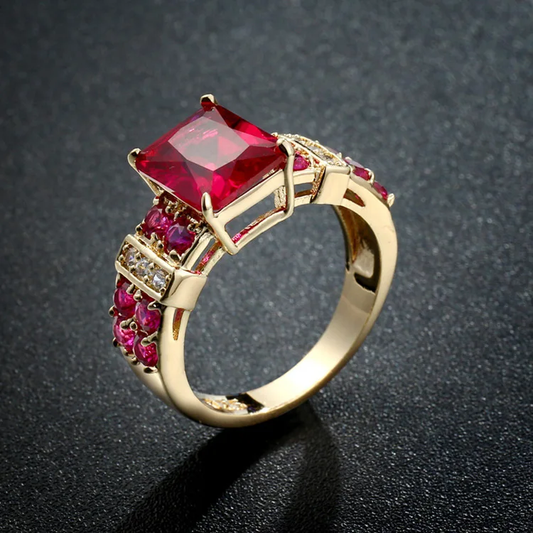 Vintage-ring med rød krystal og guld