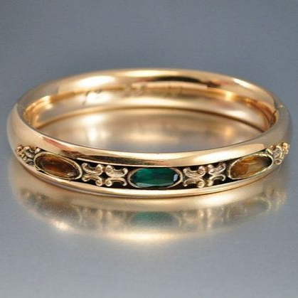 Vintage ring med gyldne og farverige krystaller